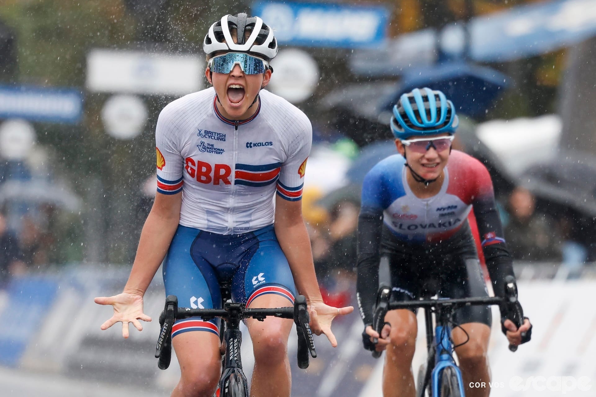 Cat Ferguson celebrates after winning the Junior women's 2024 UCI Road World Championship