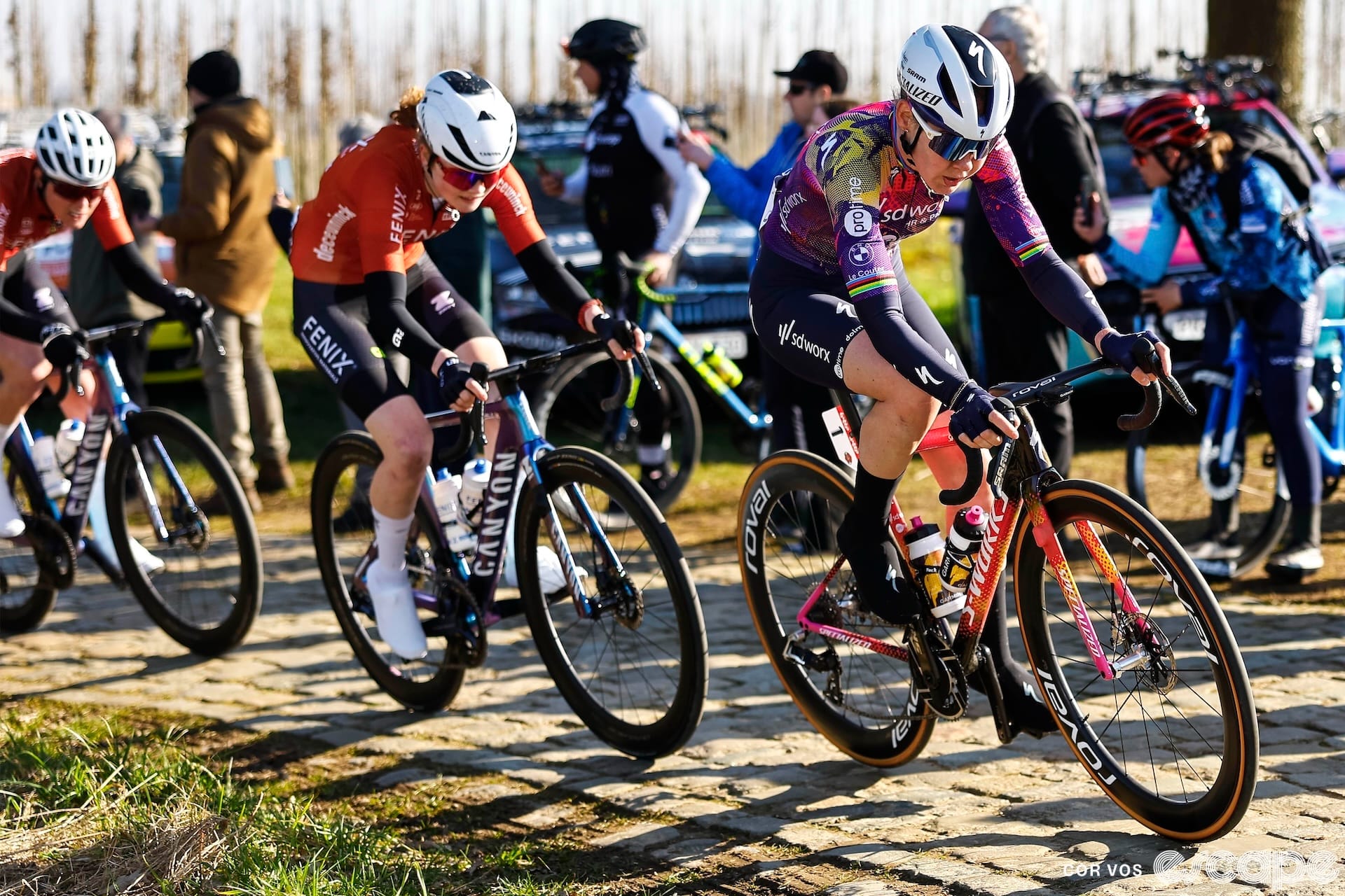 Anna van der Breggen leads Puck Pieterse on a stretch of cobbles at Omloop van het Hageland 2025.