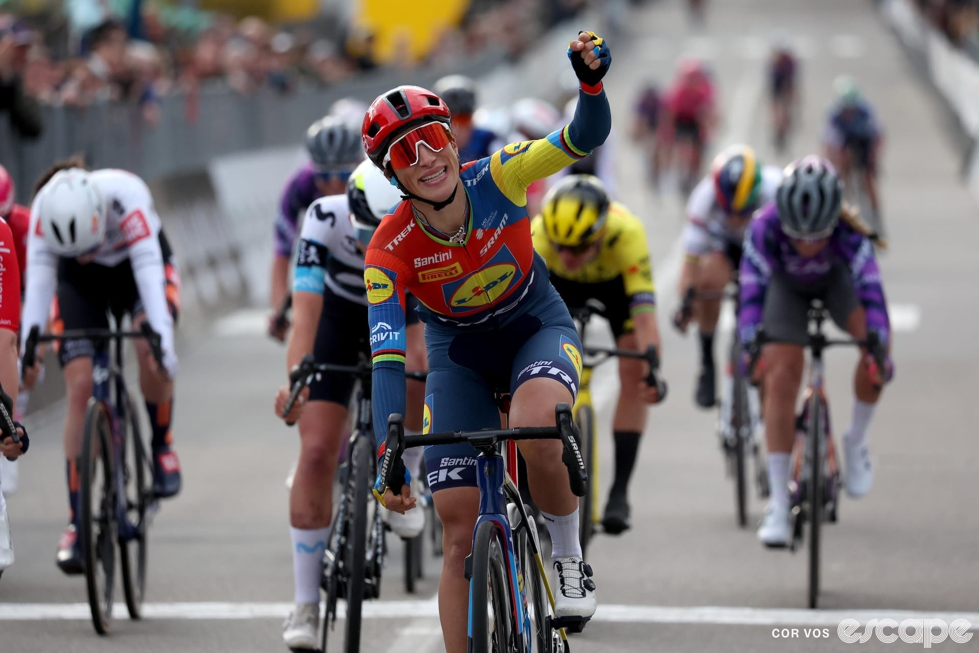 Elisa Balsamo punches the air in celebration as she wins the sprint at Trofeo Alfredo Binda 2025.