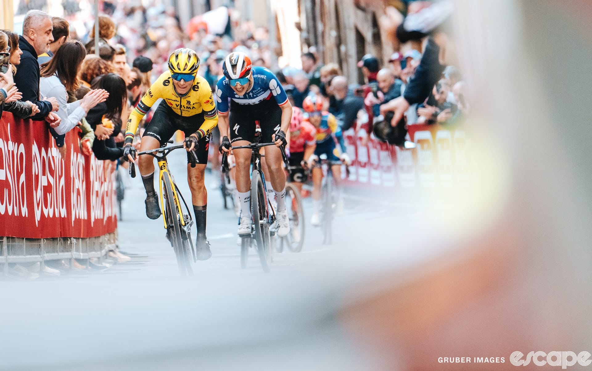 Pauline Ferrand-Prévot and Juliette Labous go shoulder to shoulder in the sprint for third at Strade Bianche 2025.