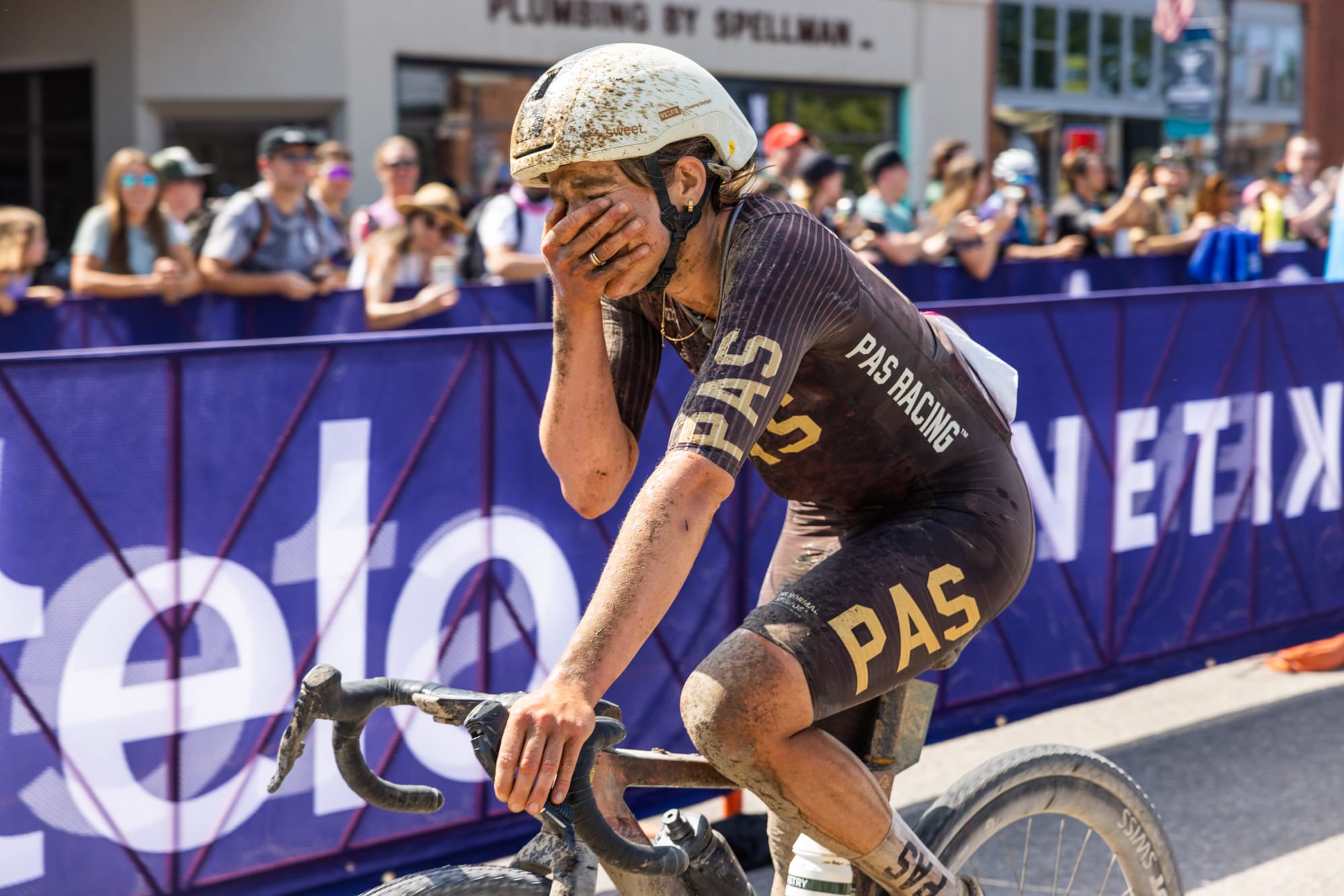Gallery and report: Jones, Migoń each go solo to win at 2025 Unbound Gravel 200