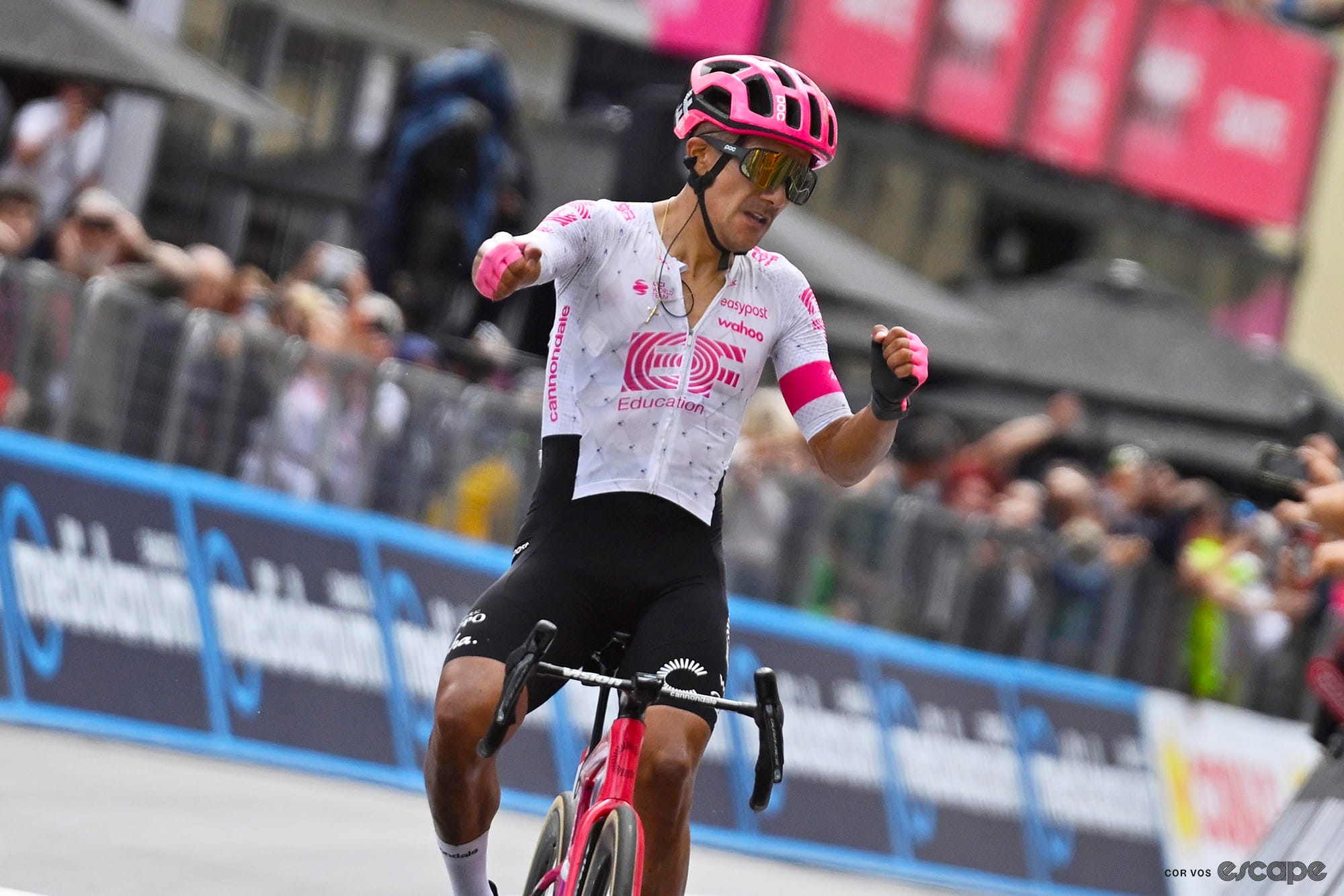 Richard Carapaz wins with late punch on Giro stage 11 attack-fest