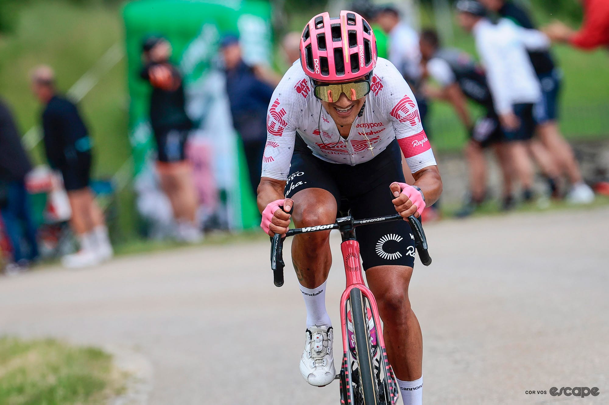 Richard Carapaz wins with late punch on Giro stage 11 attack-fest