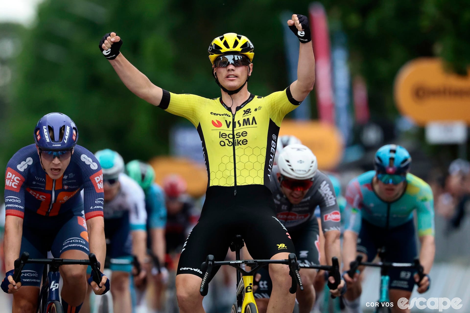 Kooij outduels a fast field for his first win at the Giro