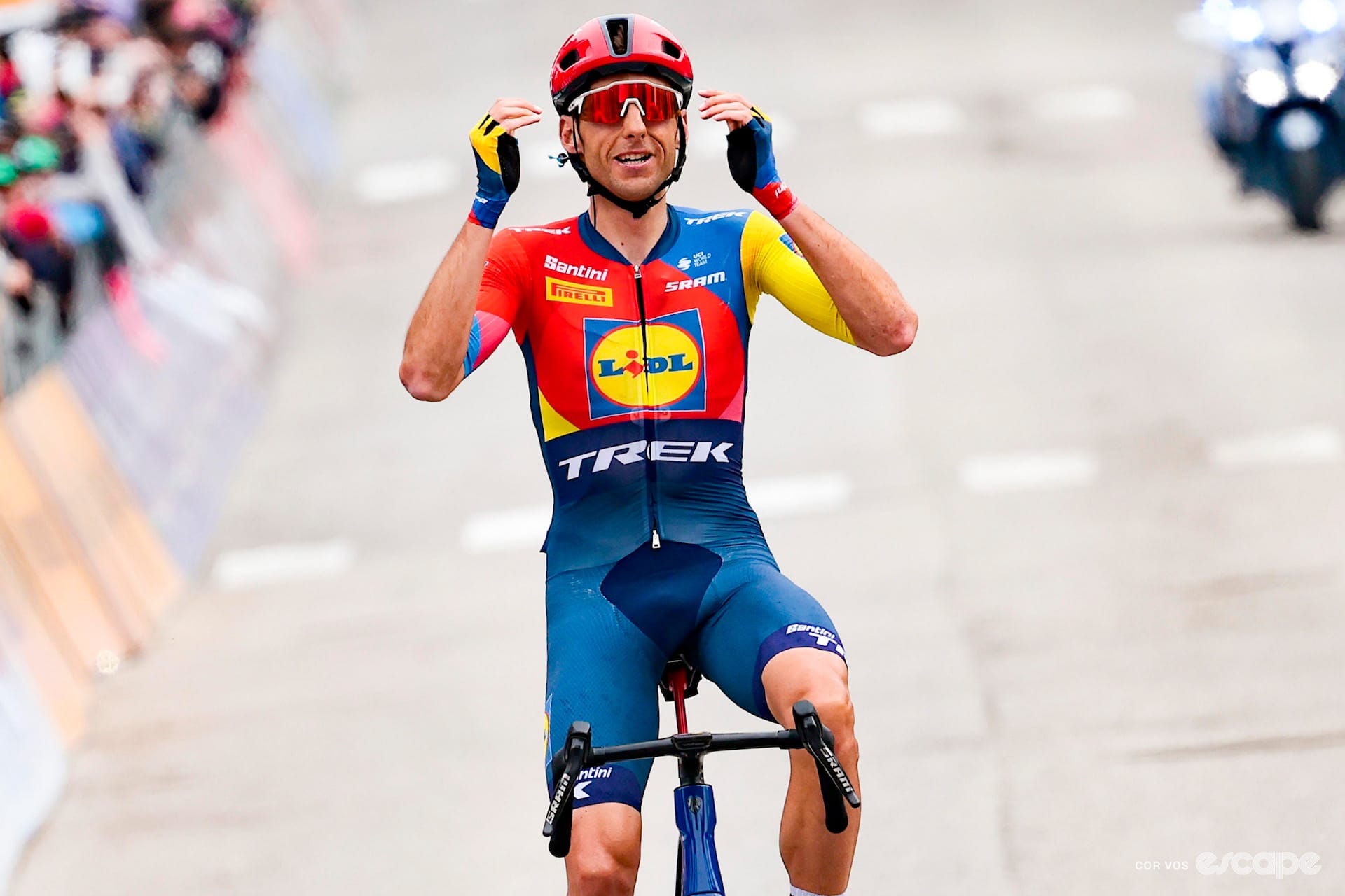 Verona takes emotional win on stage 15, as Roglič's Giro aspirations in jeopardy