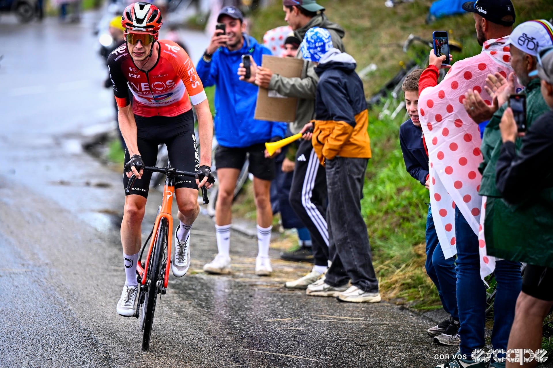 Arensman holds off yellow jersey chase to win a second stage