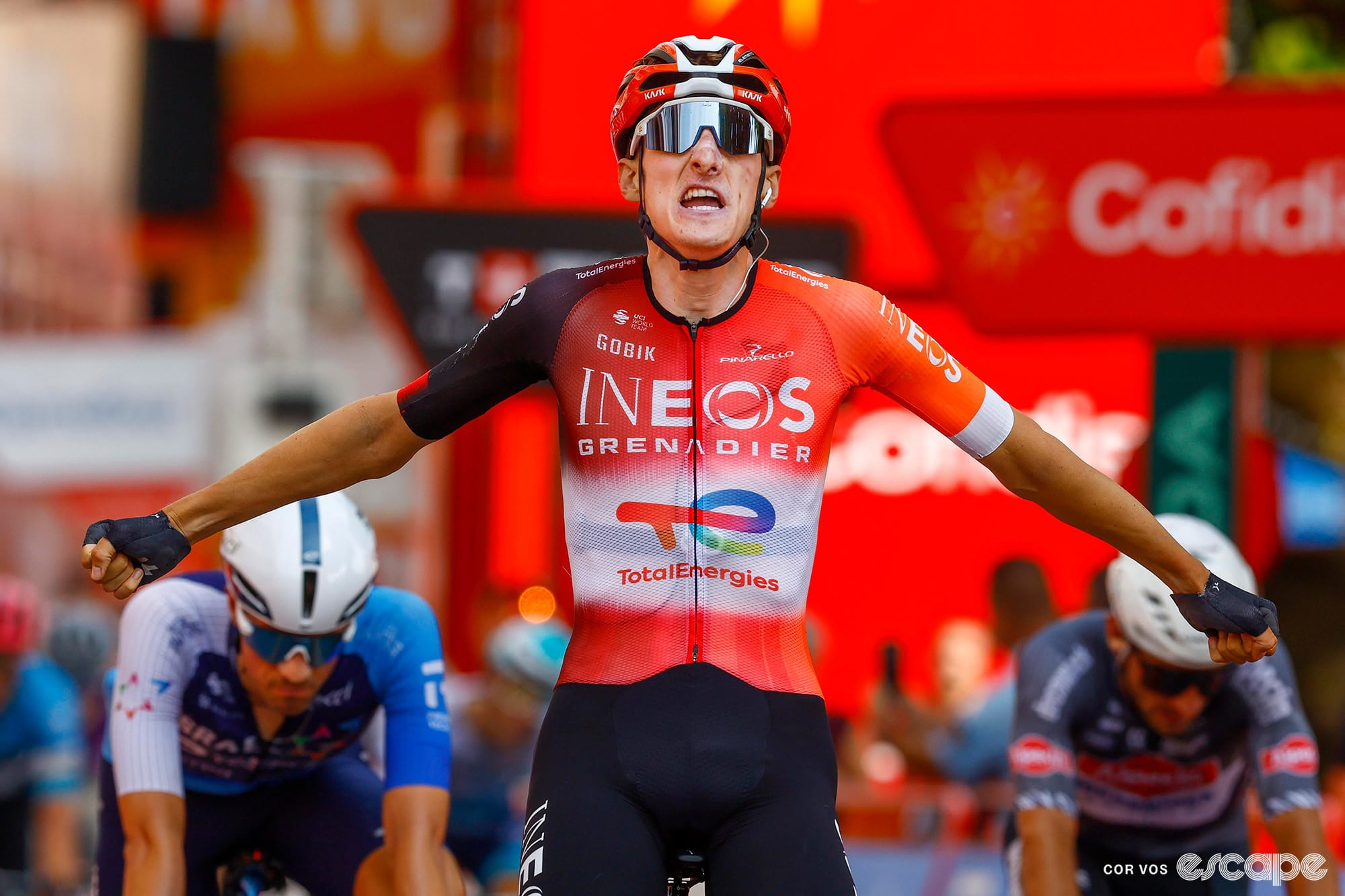 Turner tops Philipsen for the surprise sprint win on Vuelta stage 4