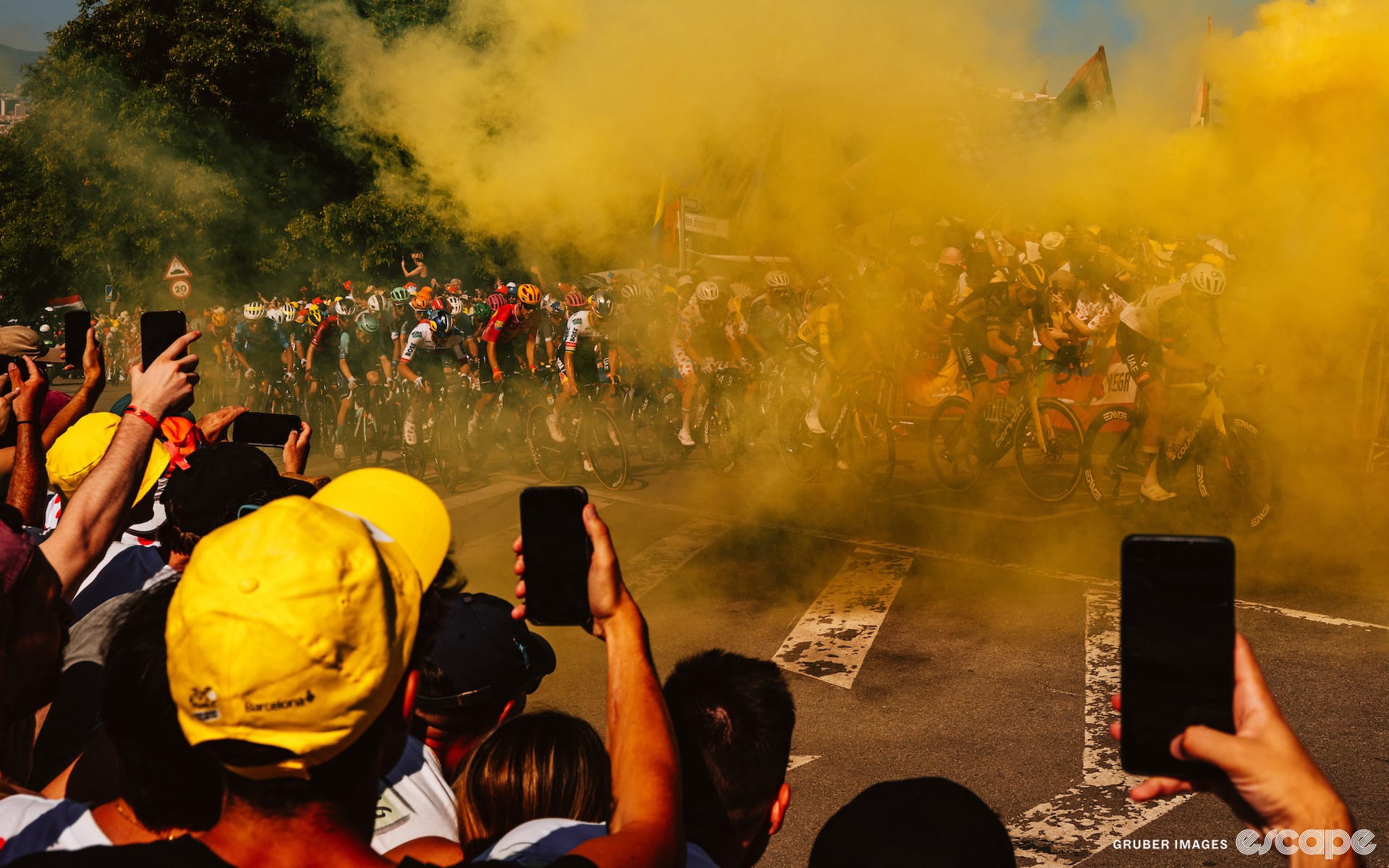 Updated: Wildfires and code red heat threaten Tour – stage 3 goes fan free for last 44 km