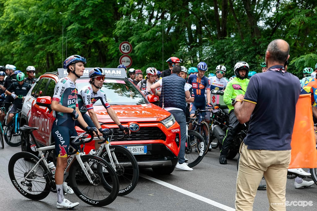 Daily News: Hindley crashes out of Giro, stage 6 temporarily neutralised
