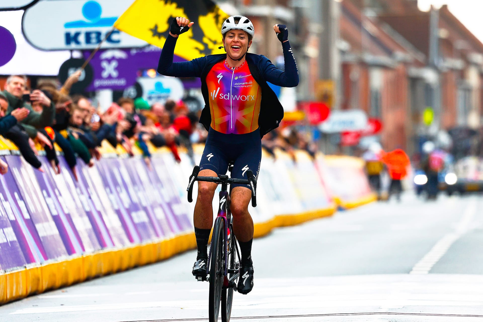 Peloton caught napping as Marlen Reusser solos to Gent-Wevelgem victory