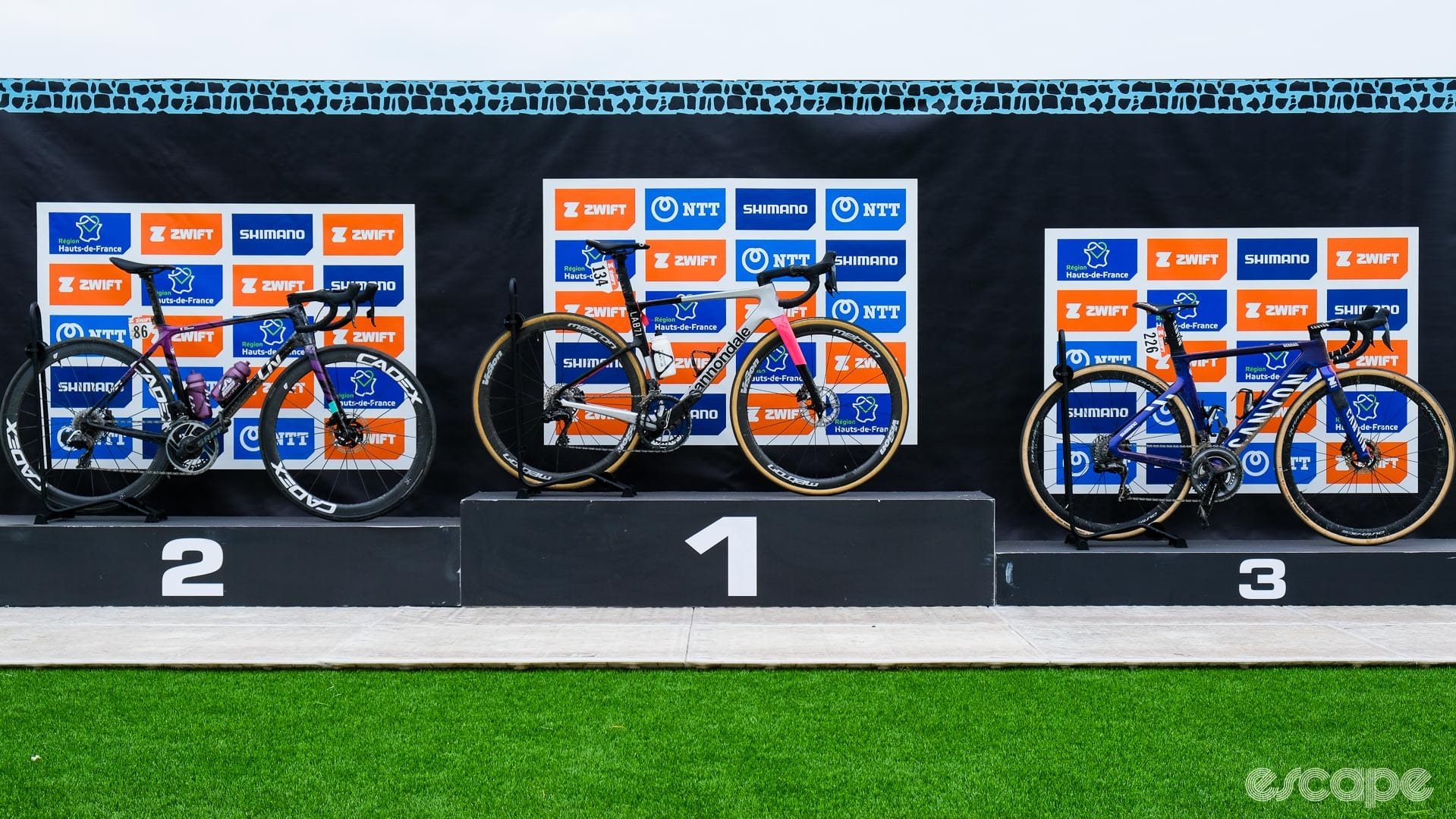 Paris-Roubaix Femmes podium bikes