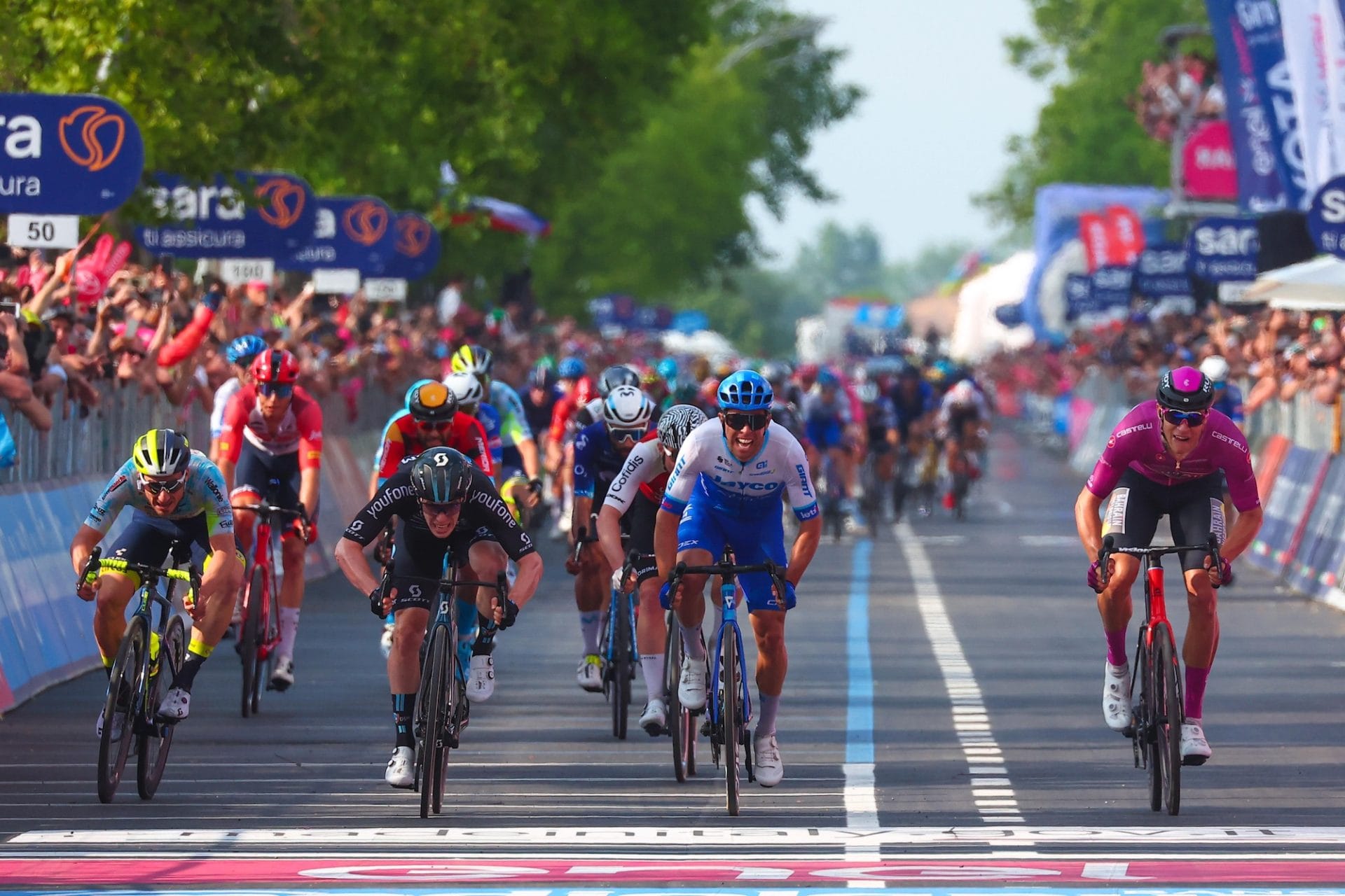 Race Report: Alberto Dainese takes sprinter circuit-breaker on Giro d'Italia stage 17