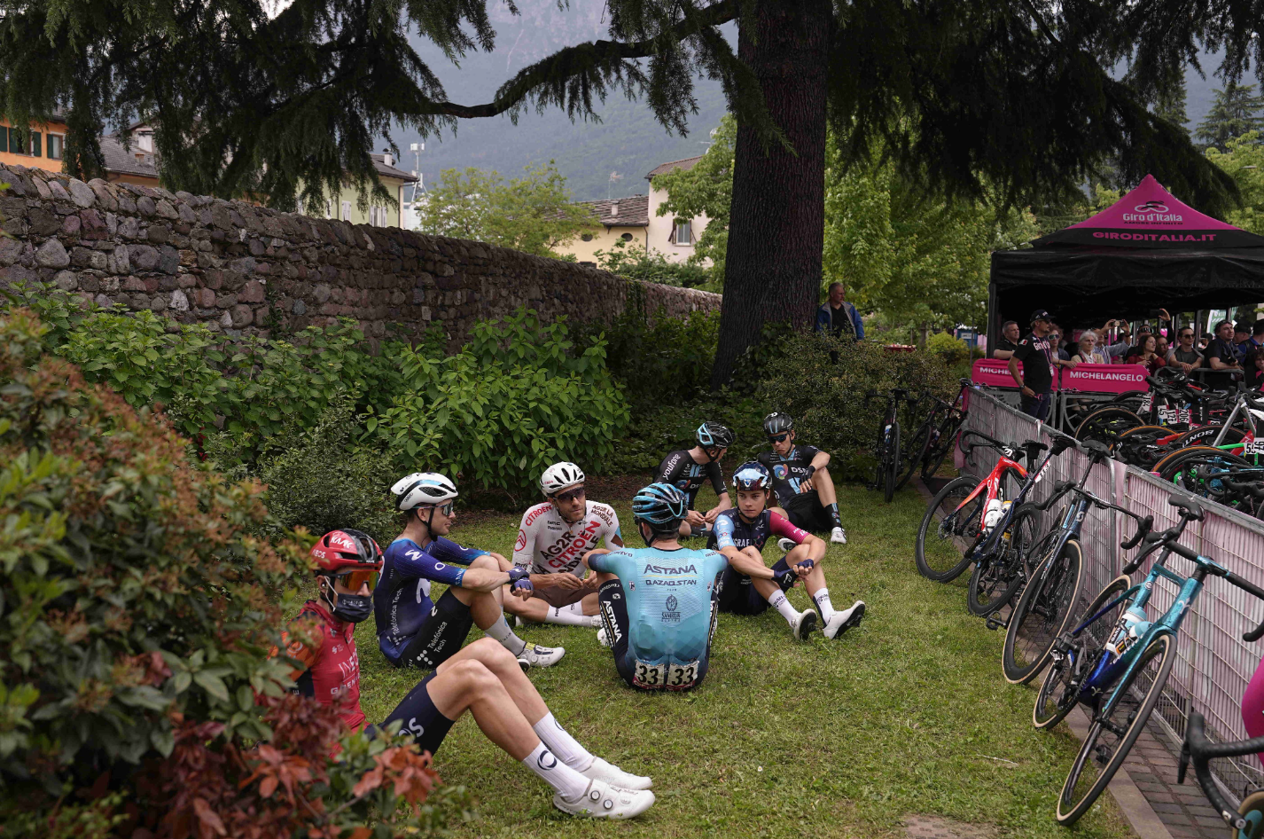 Would you just look at all these bicycle friends