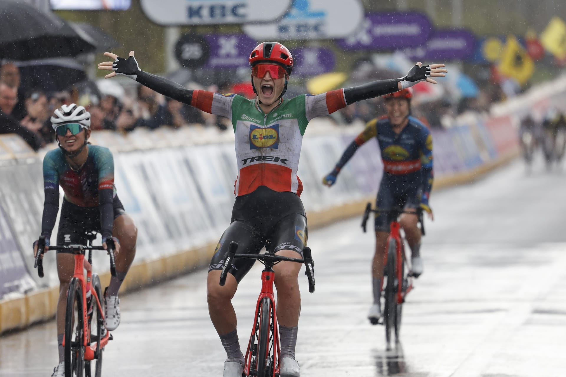 Women's Tour of Flanders Report: Longo Borghini wins Tour of Flanders nine years after her first