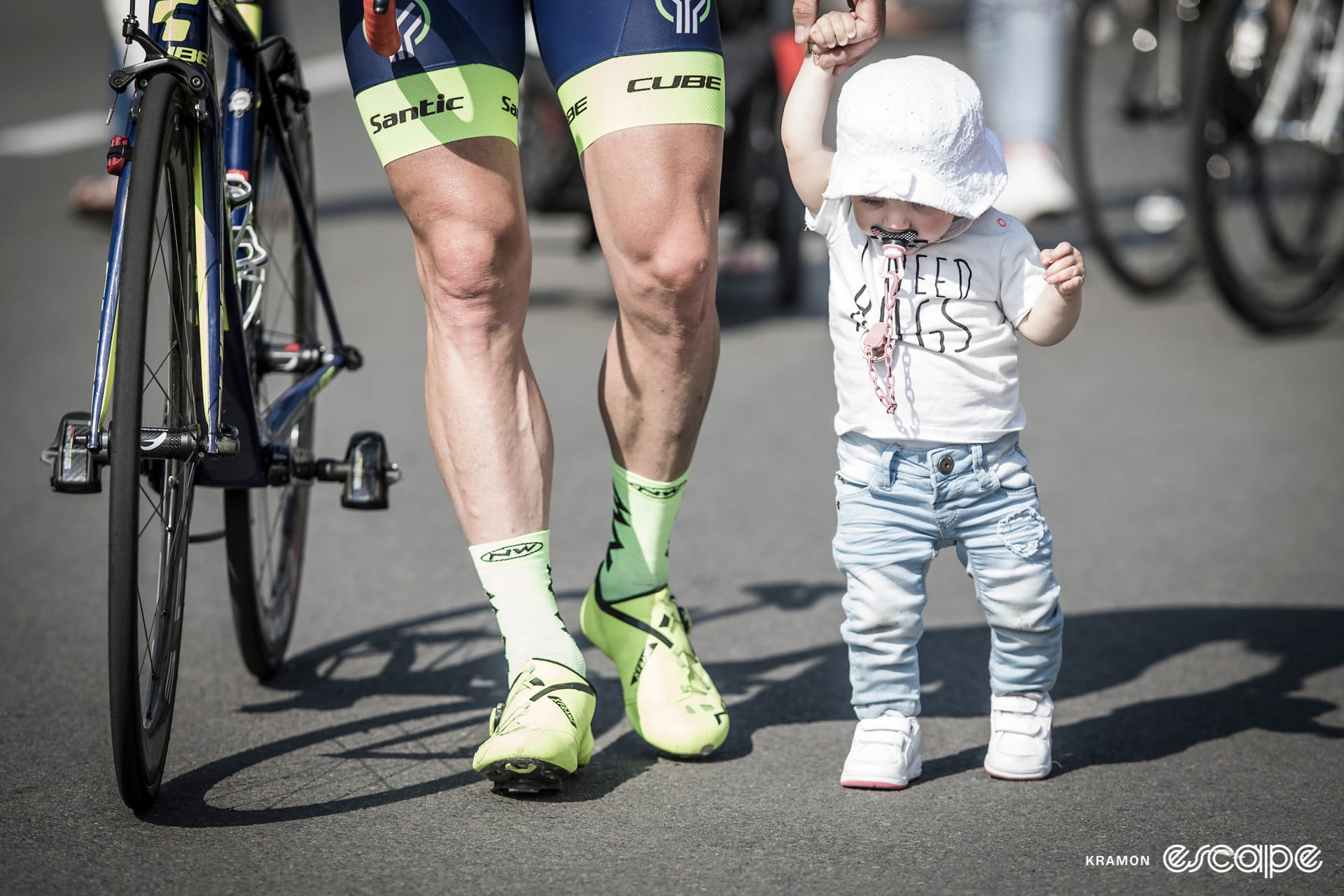 Does parenthood impact the performance of male professional cyclists?