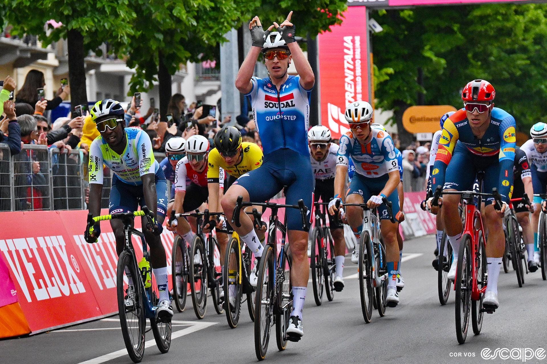 Giro d'Italia stage 3 report: Merlier steals sprinter showdown