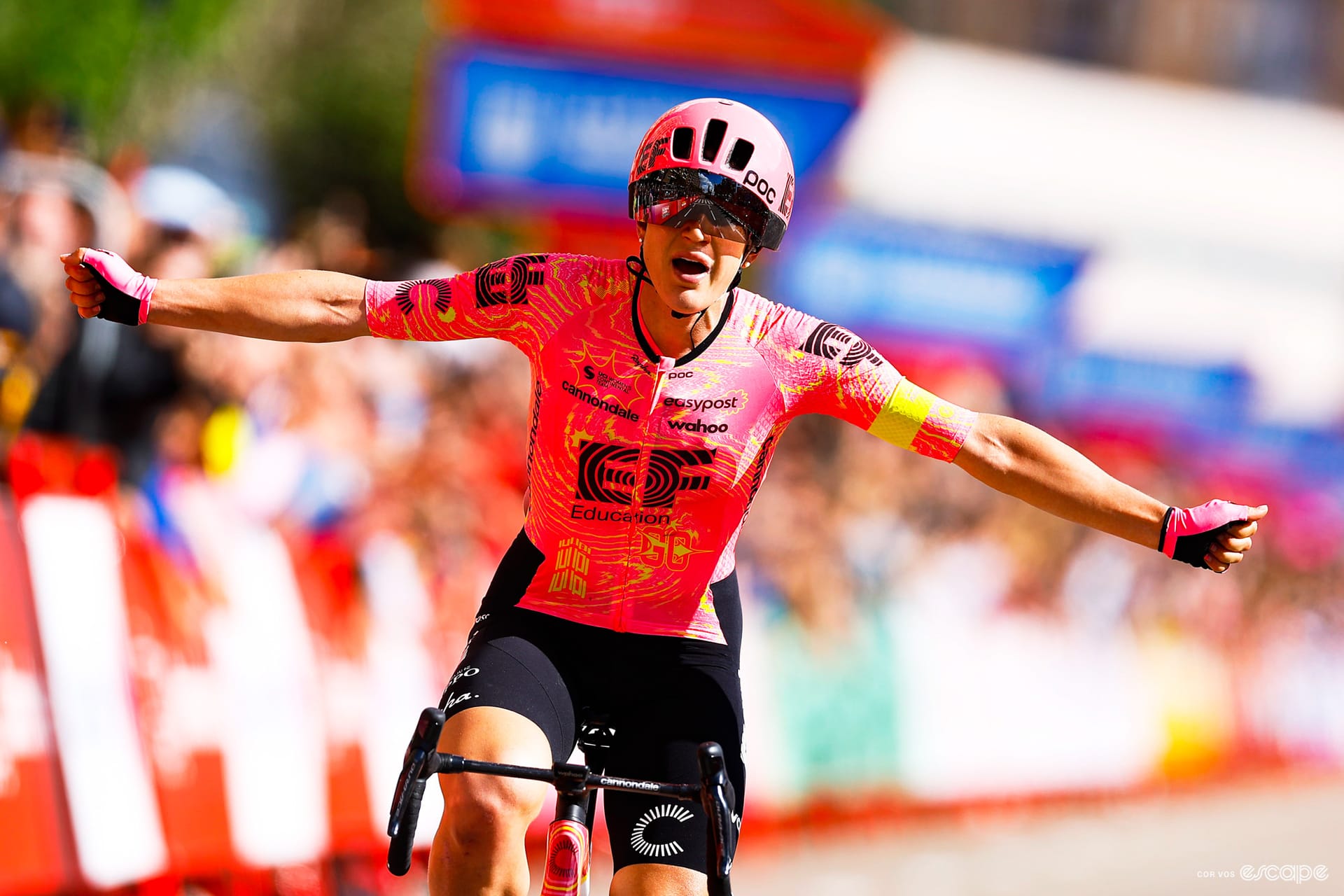 La Vuelta Femenina: Faulkner wins stage 4 as echelons split GC favourites