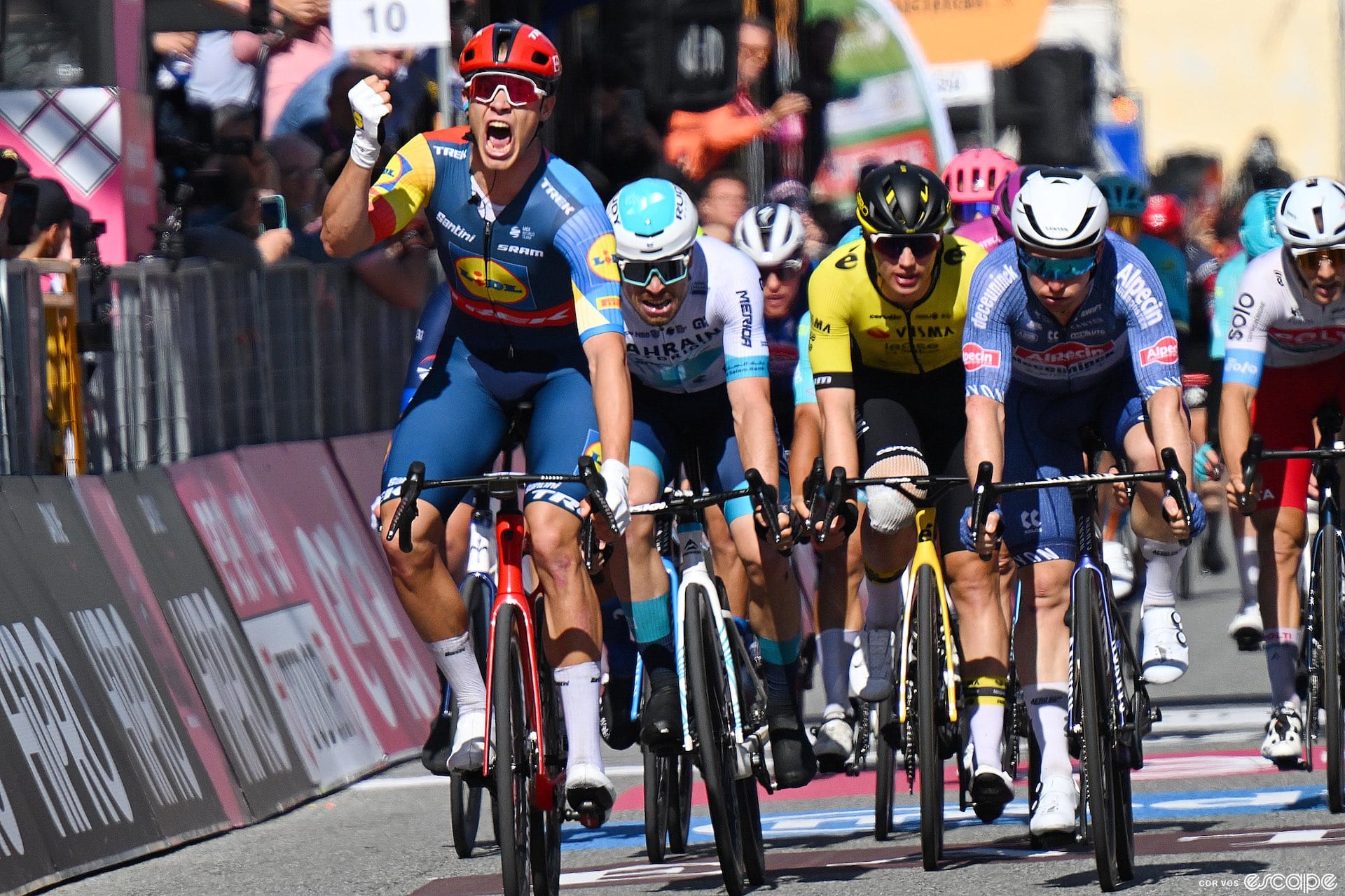 Giro d'Italia stage 4 report: Milan tops Groves in a high-speed finish