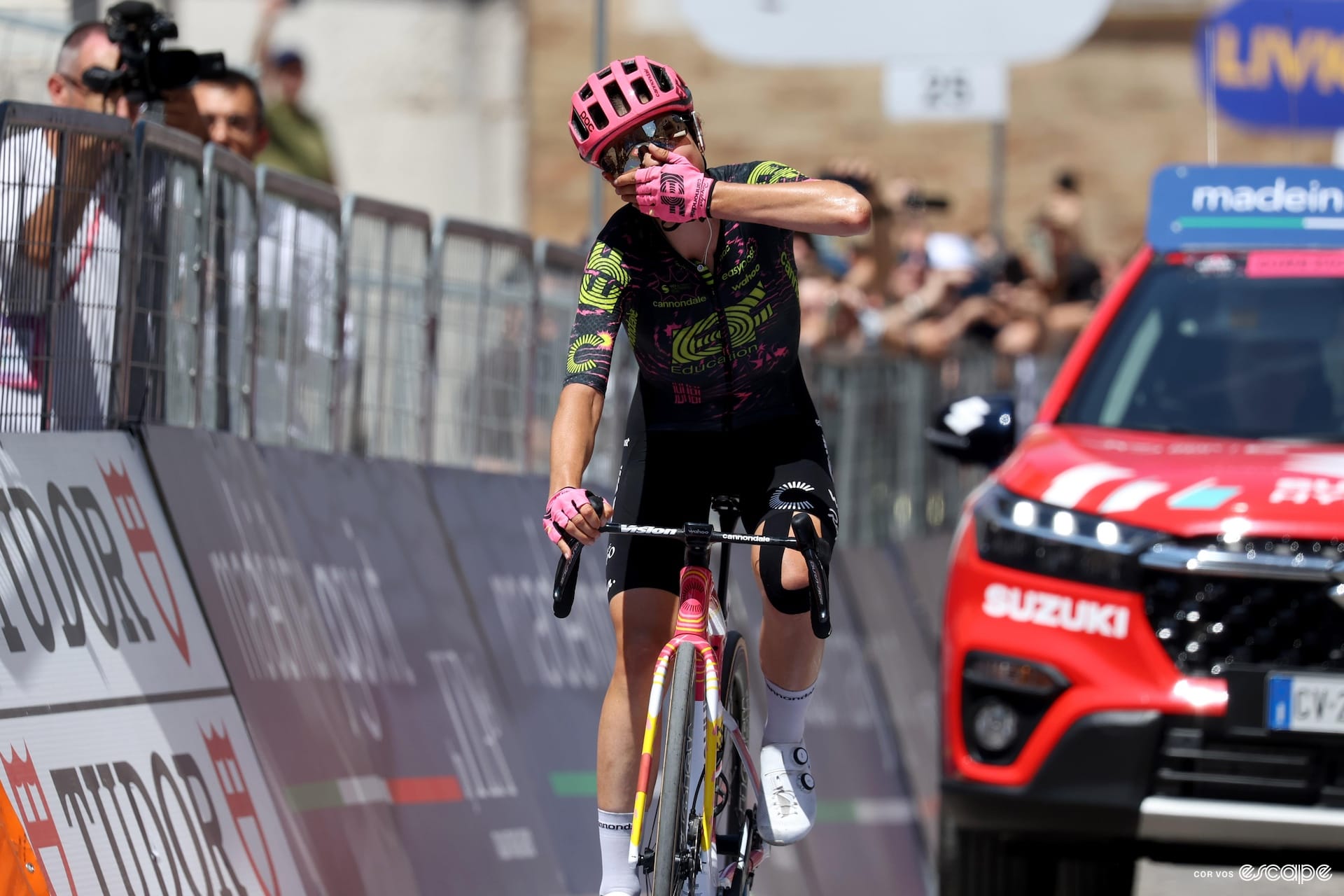 Giro Women stage 4 report: Clara Emond wins from the day's breakaway