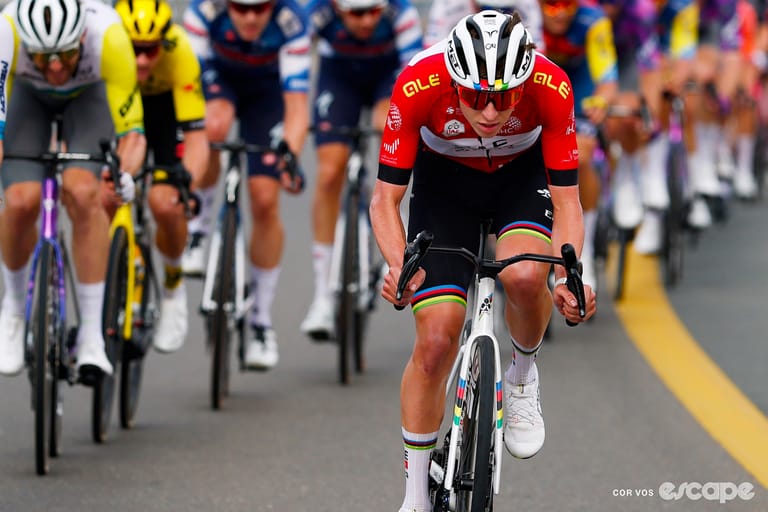 This week on the Tadej show, desert crosswinds and bunch sprint chaos