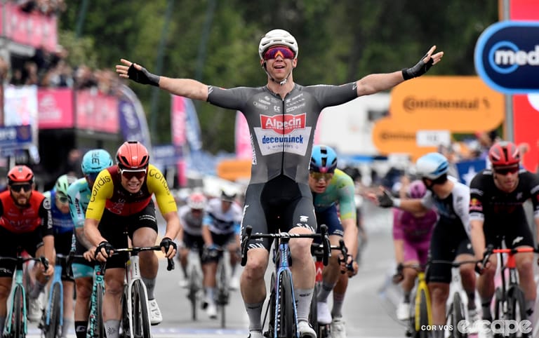 Groves wins crash-marred Giro stage 6