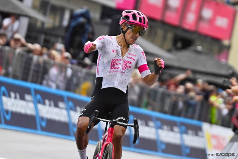 Richard Carapaz wins with late punch on Giro stage 11 attack-fest