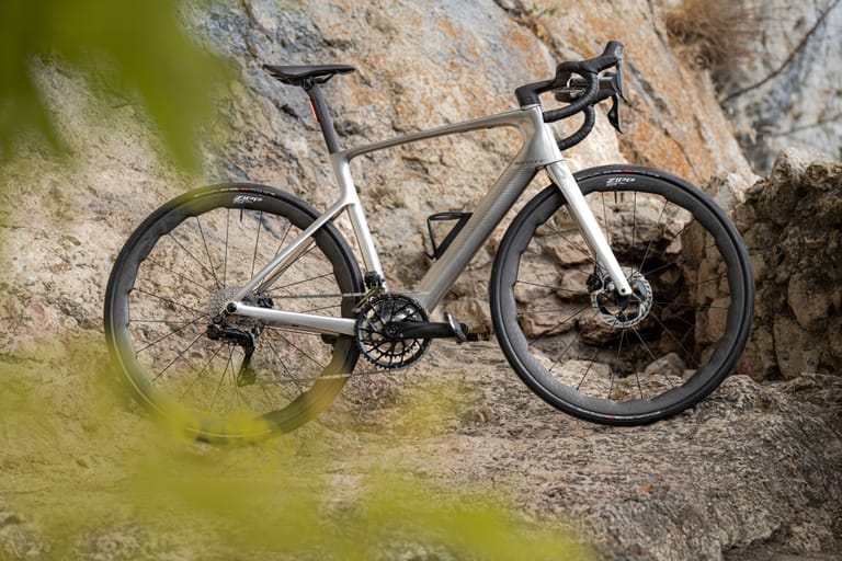 scott fastlane e roadbike against some rocky backgr