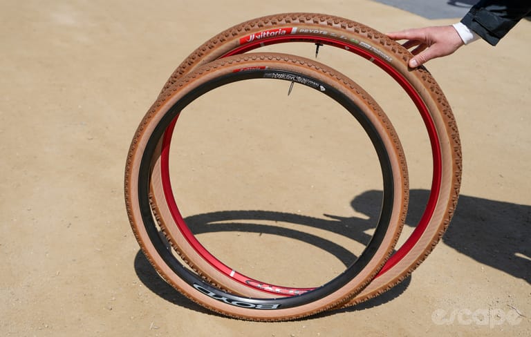 Maxxis widens 32" tyre line while Vittoria tiptoes in
