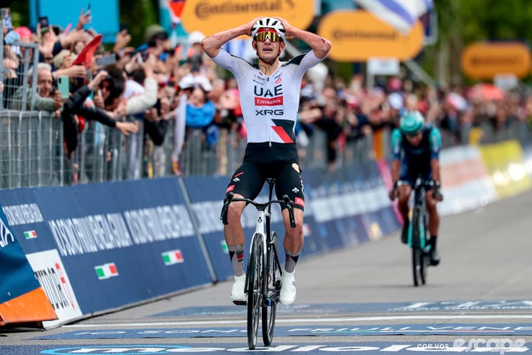 Giro: After crashing and going off course, Arrieta wins a wacky and wet stage 5