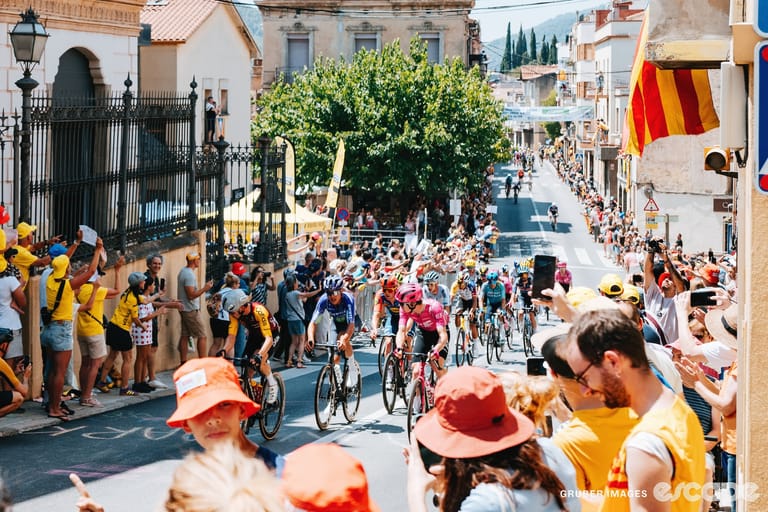 The break passes crowds and Spanish architecture early in stage 3