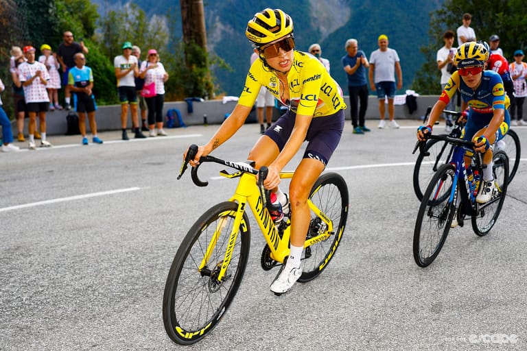 TdFF stage 8 report: Vollering battles to win on Alpe d'Huez, but Niewiadoma defends yellow by seconds