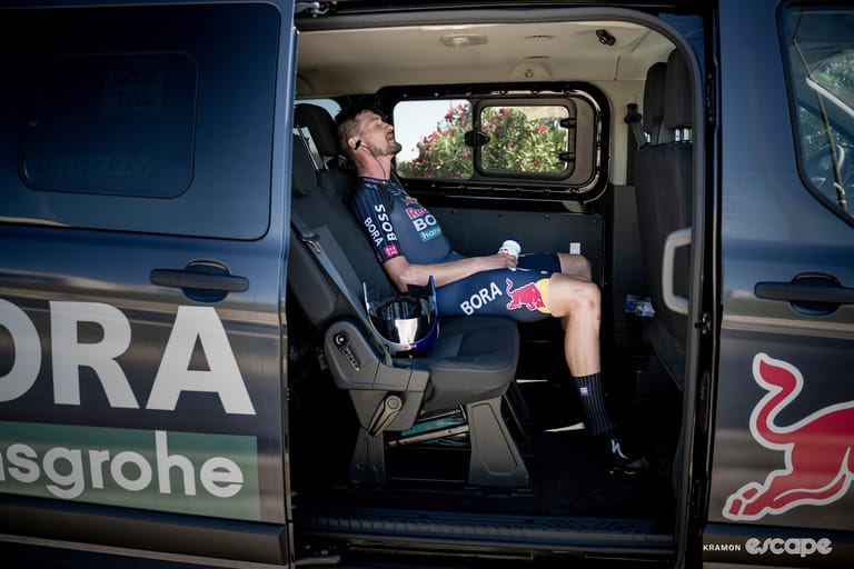 The story behind the Vuelta's 1,000 km rest-day transfer