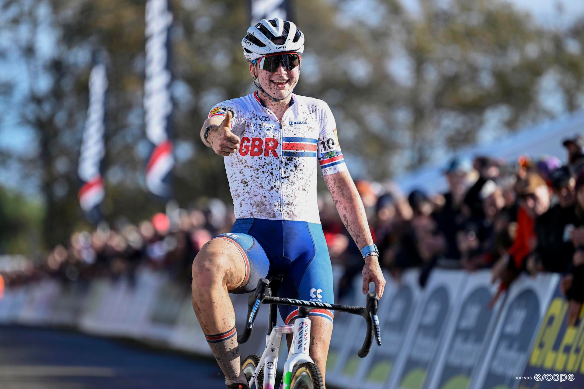 Zoe Bäckstedt gives a thumbs up as she crosses the line as U23 european champion.