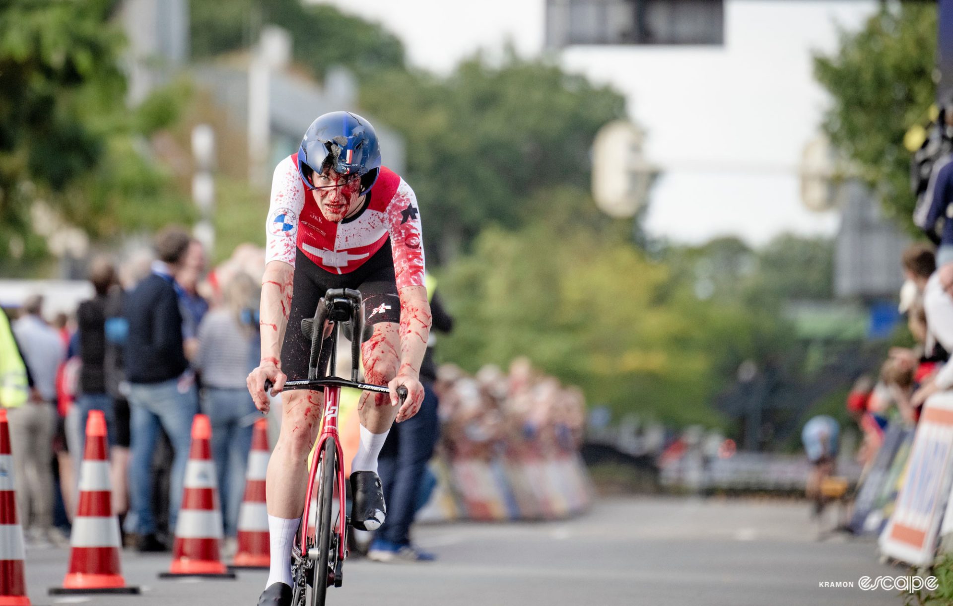 Stefan Küng finishes the European Time Trial Championships after his horrific crash.