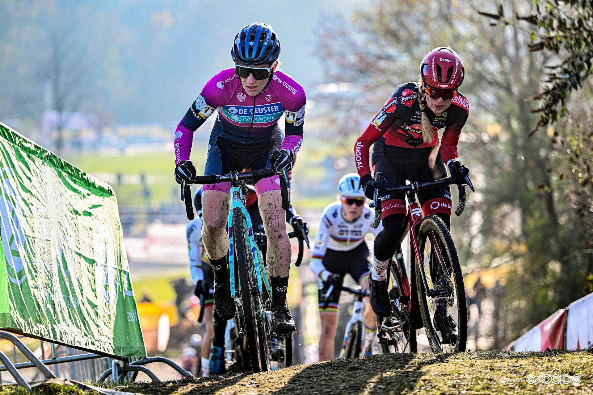 Alicia Franck of De Ceuster-Bonache and Denise Betsema of Pauwels Sauzen-Bingoal lead the group early in Superprestige Boom, world champion Fem van Empel a little behind them.