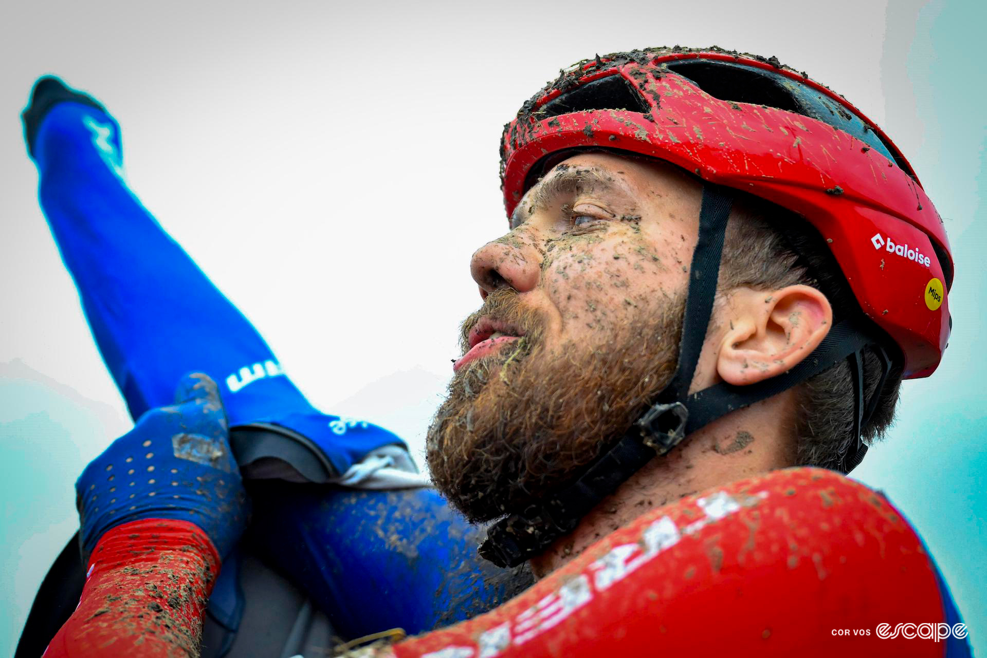 A muddy Joris Nieuwenhuis pulls on a clean Baloise Trek Lions team jacket after Cyclocross World Cup Flamanville.