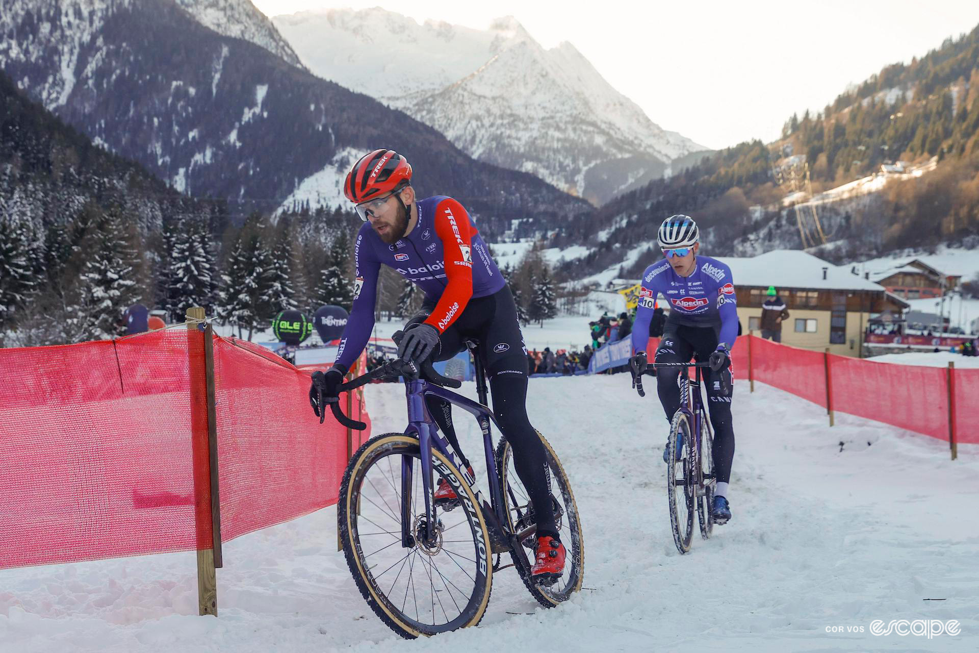 Joris Nieuwenhuis leads Niels Vandeputte into a corner during UCI Cyclocross World Cup Val di Sole.