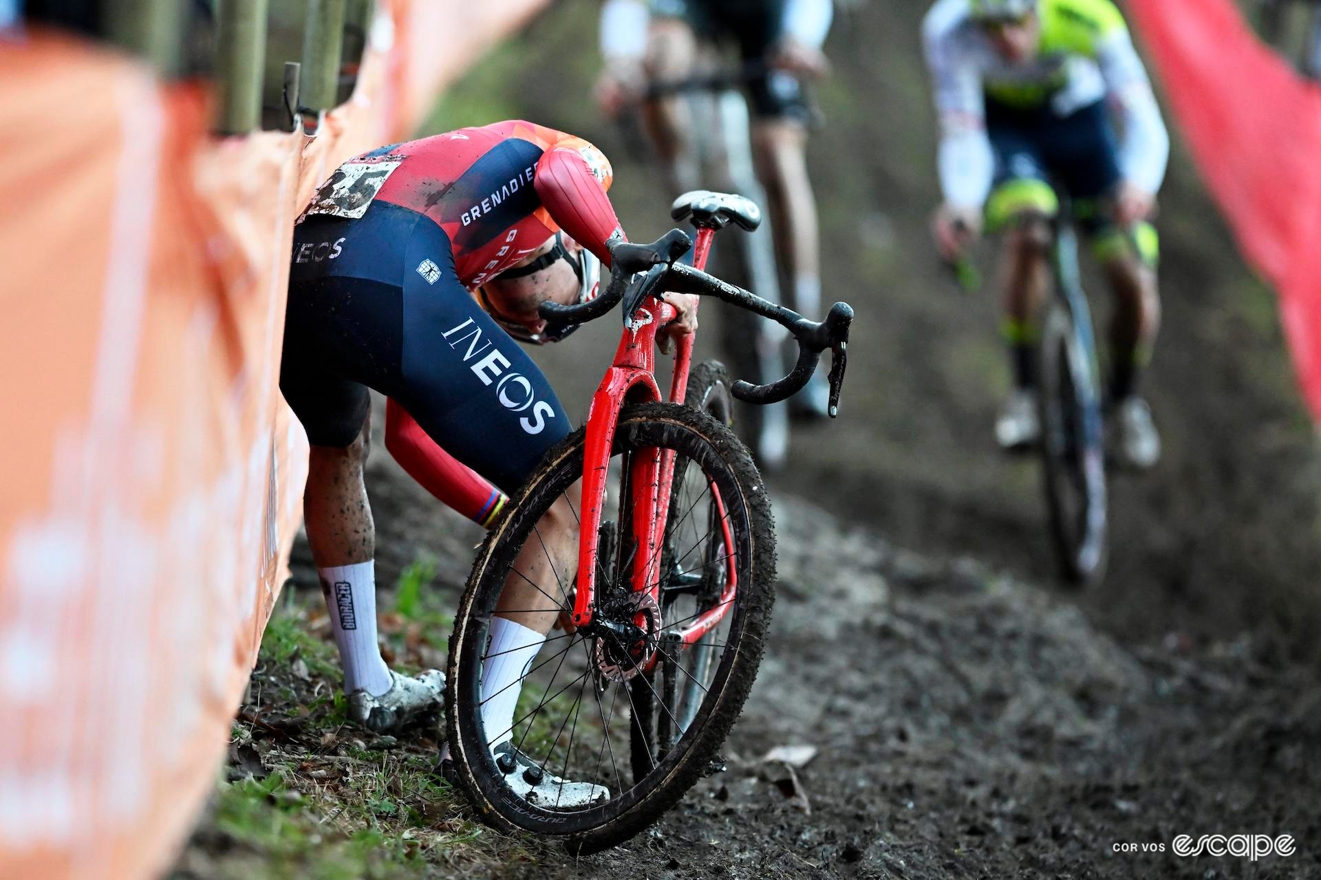 Tom Pidcock repositions his chain after suffering a mechanical during Cyclocross World Cup Namur.