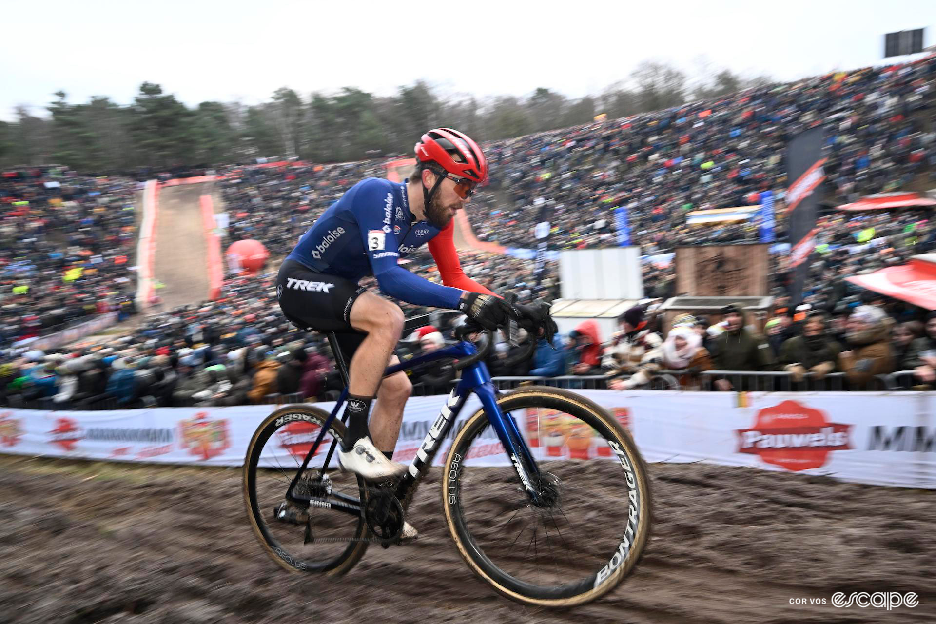 Joris Nieuwenhuis rides out of the iconic 'pit', filled with an enthusiastic crowd, during UCI World Cup Zonhoven.