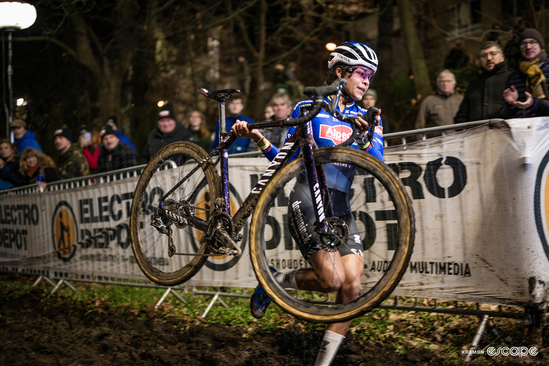 Ceylin Del Carmen Alvarado racing under floodlights at the nighttime Superprestige Diegem.