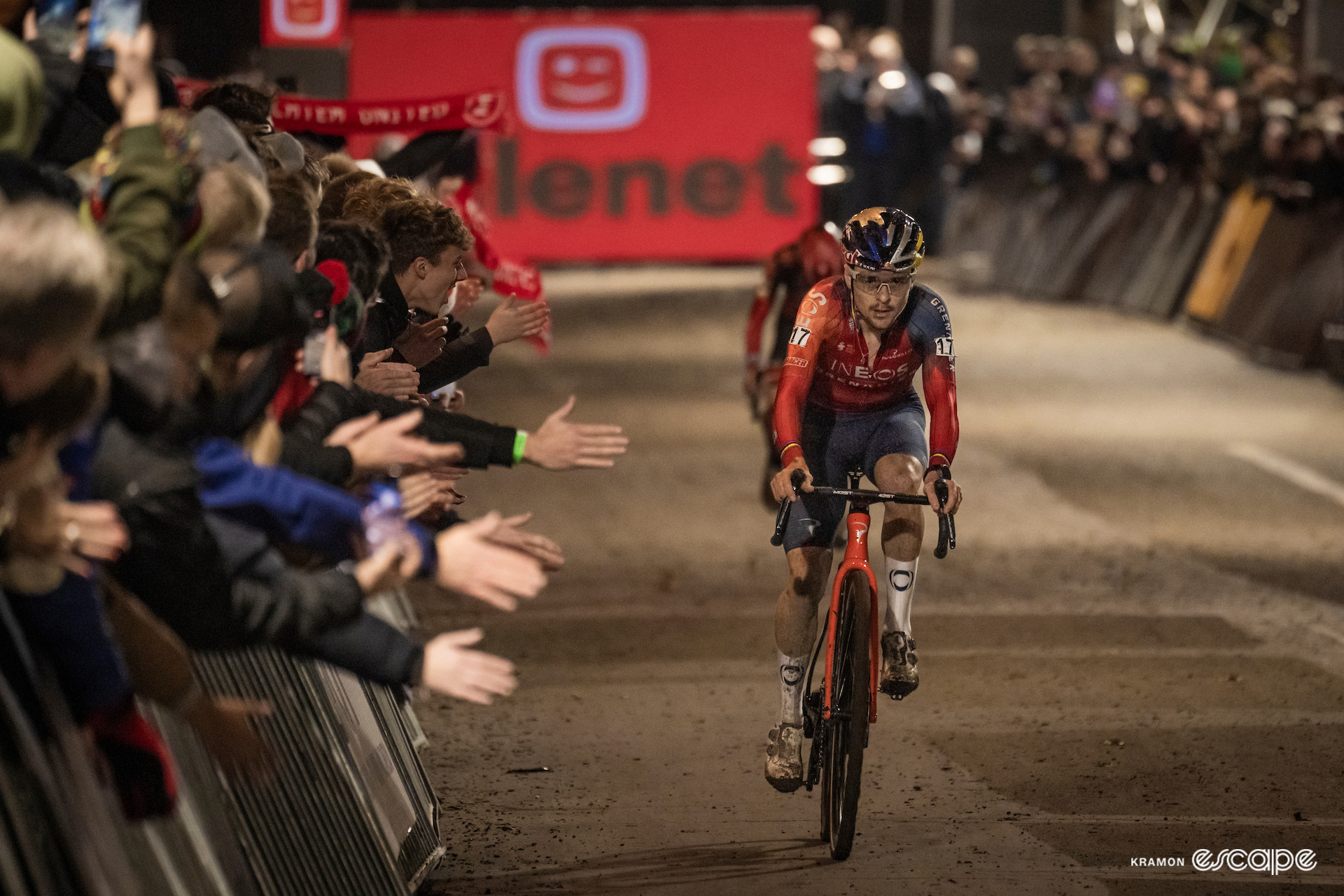 Tom Pidcock leads Eli Iserbyt down the finishing straight at the nighttime Superprestige Diegem.