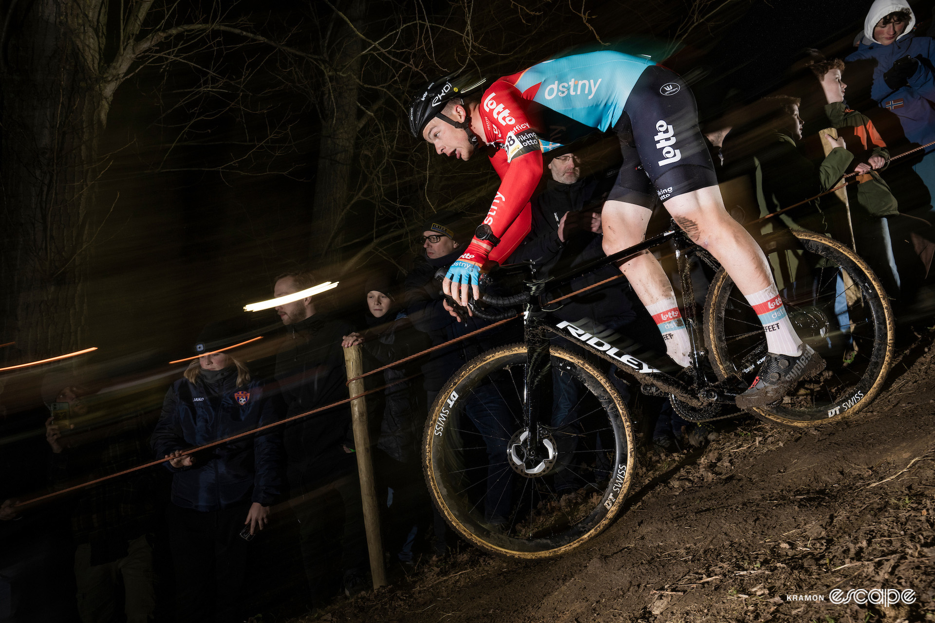 Florian Vermeersch racing under floodlights at the nighttime Superprestige Diegem.