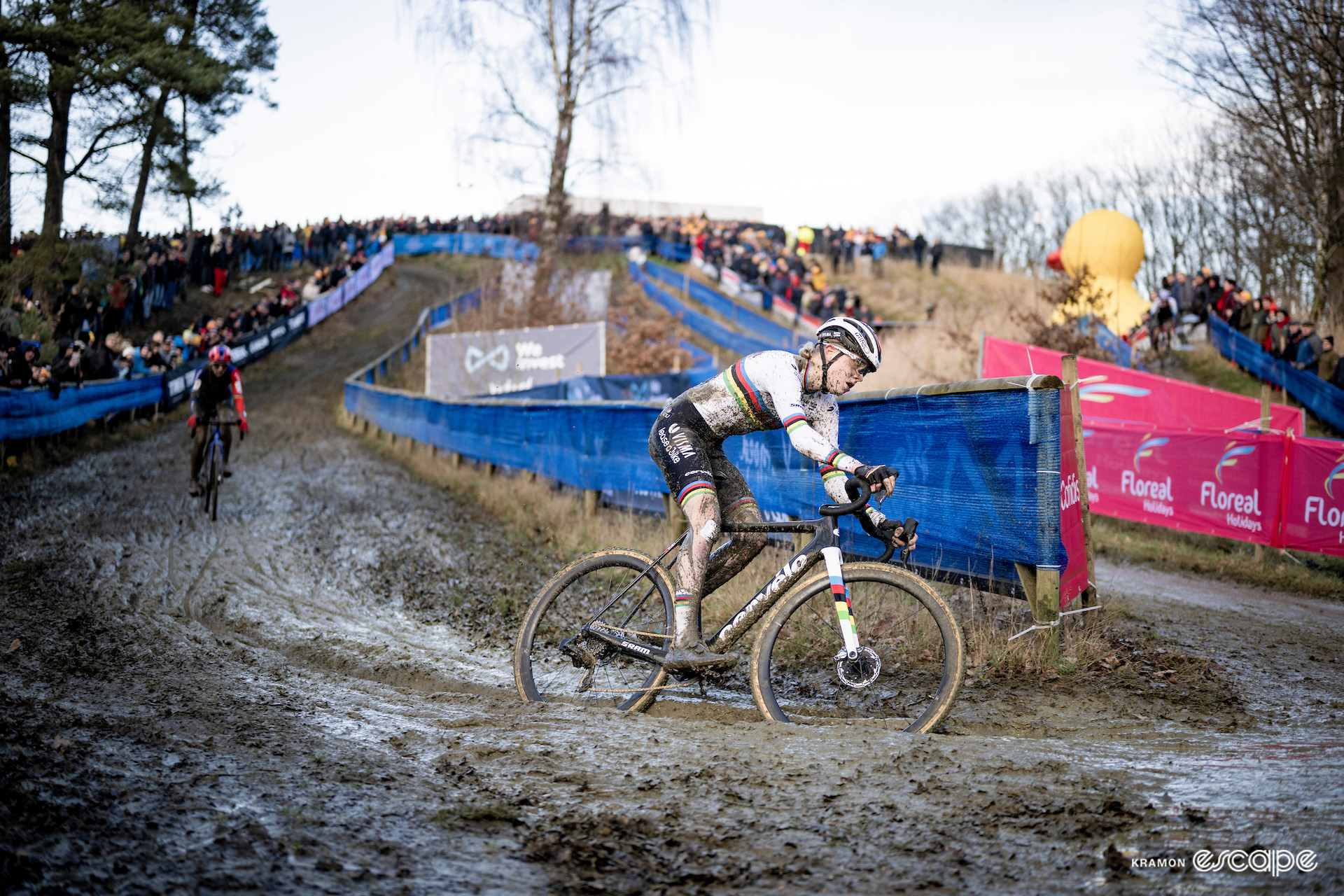 Fem van Empel begins to distance Lucinda Brand during the GP Sven Nys, X2O Trofee Baal.