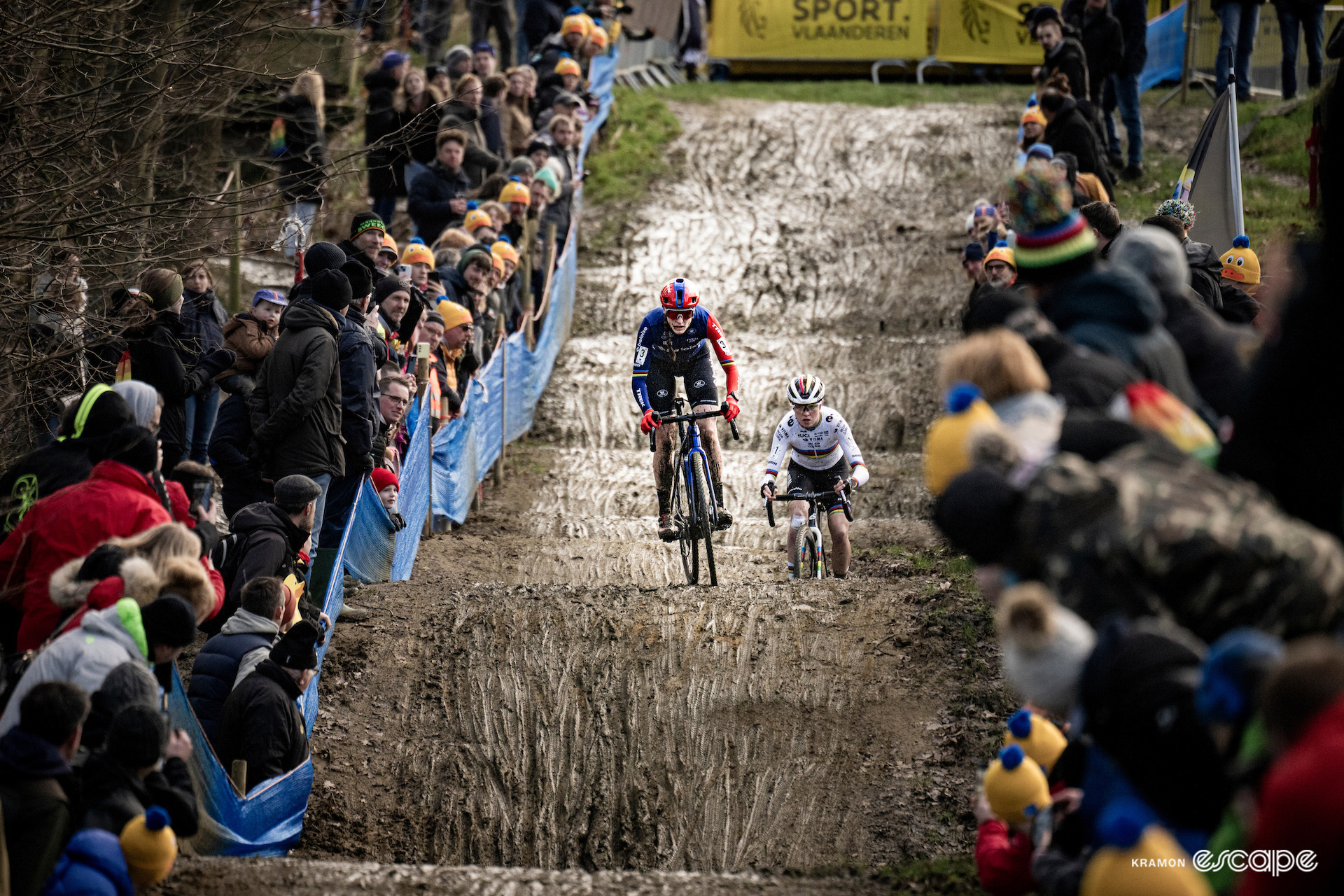 Lucinda Brand leads world champion Fem van Empel during the GP Sven Nys, X2O Trofee Baal.