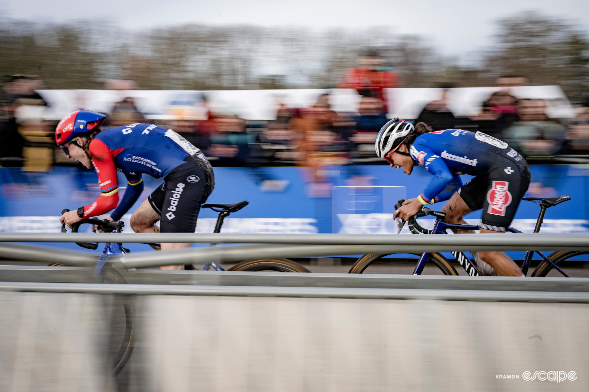 Lucinda Brand and Ceylin del Carmen Alvarado sprint for second place at X2O Trofee Koksijde - Vlaamse Duinencross.