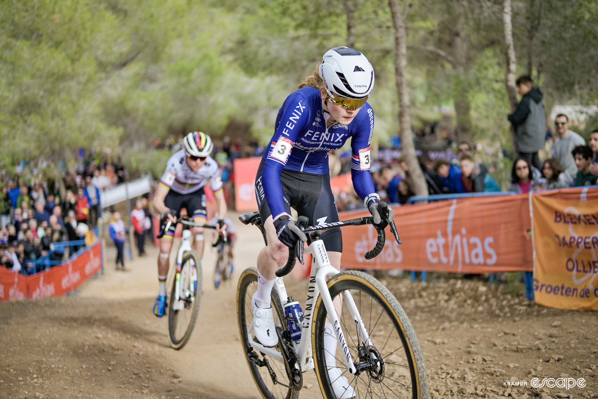 Puck Pieterse leads world champion Fem van Empel during CX World Cup Benidorm.