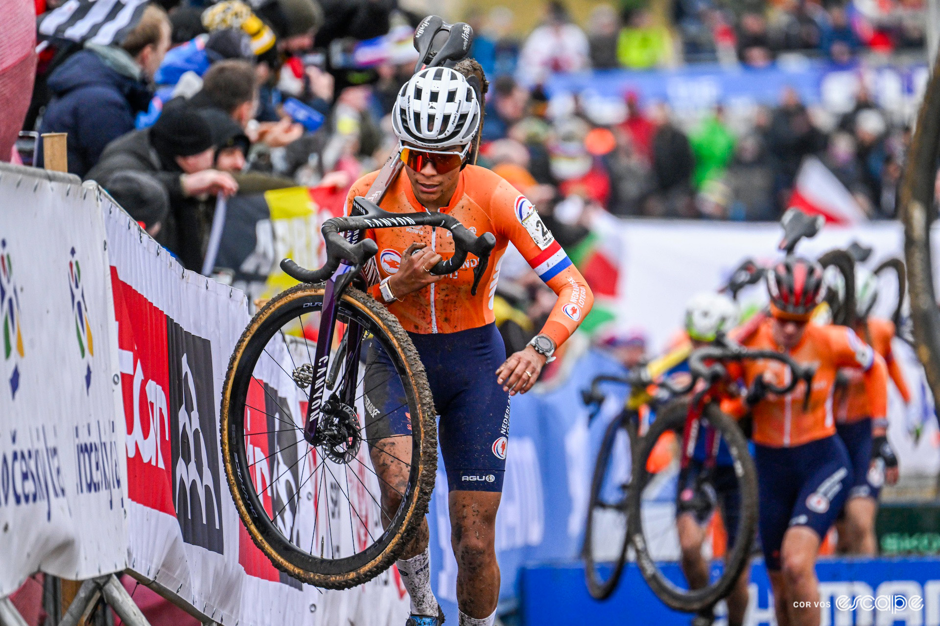 Ceylin del Carmen Alvarado runs with her bike during the 2024 Cyclo-Cross World Championships in Tábor.