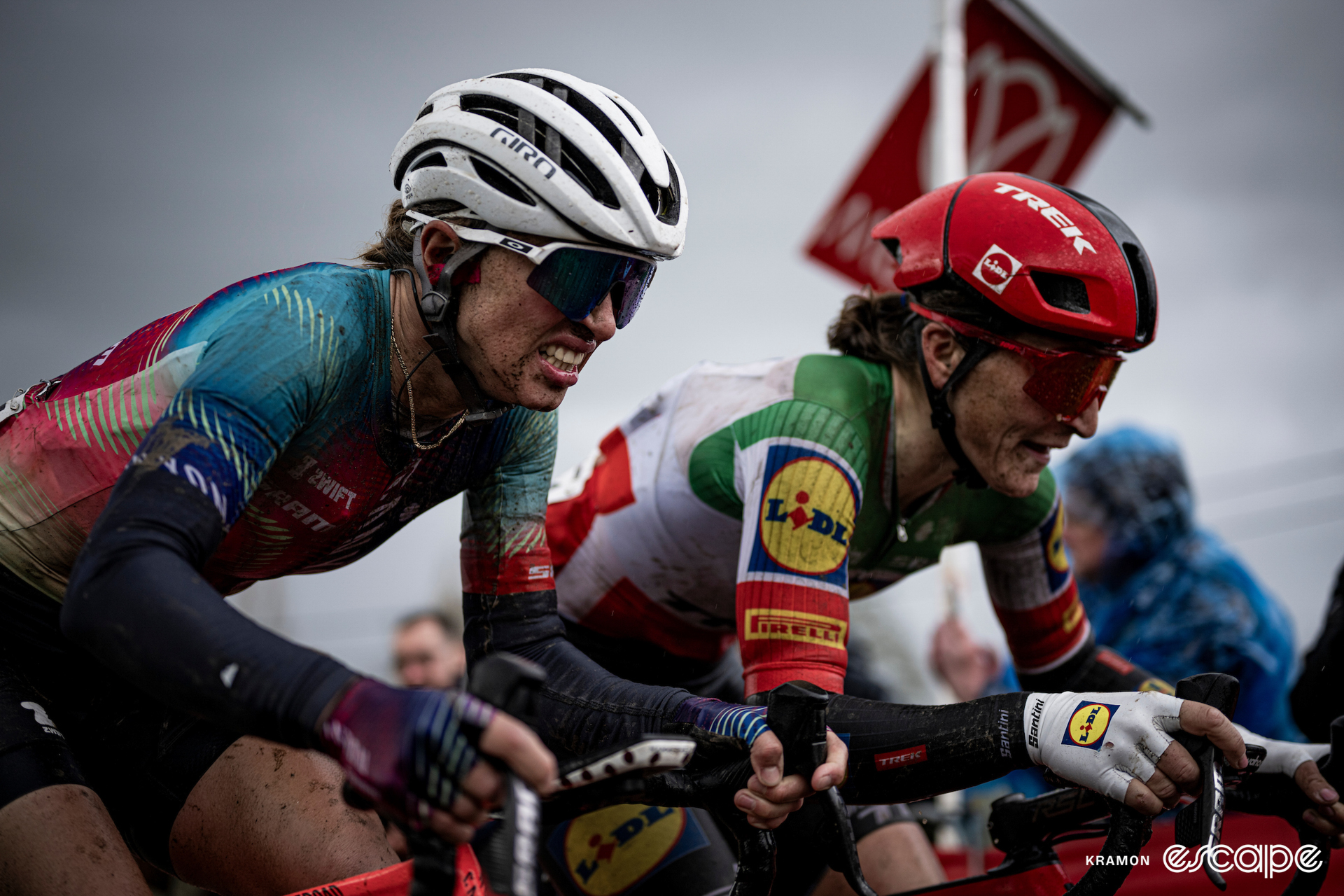 Katarzyna NIEWIADOMA (POL/Canyon//SRAM) and Elisa LONGO BORGHINI (ITA/Lidl-Trek) fighting a duel up the Paterberg