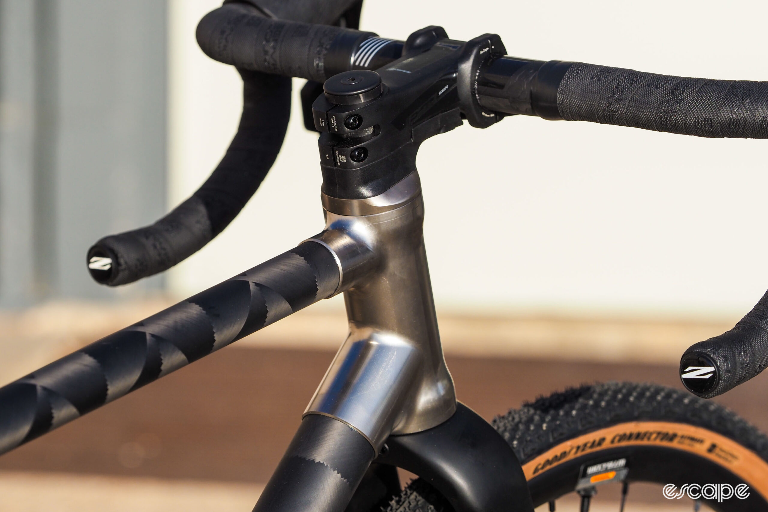 Framework head tube lug with round carbon tubing