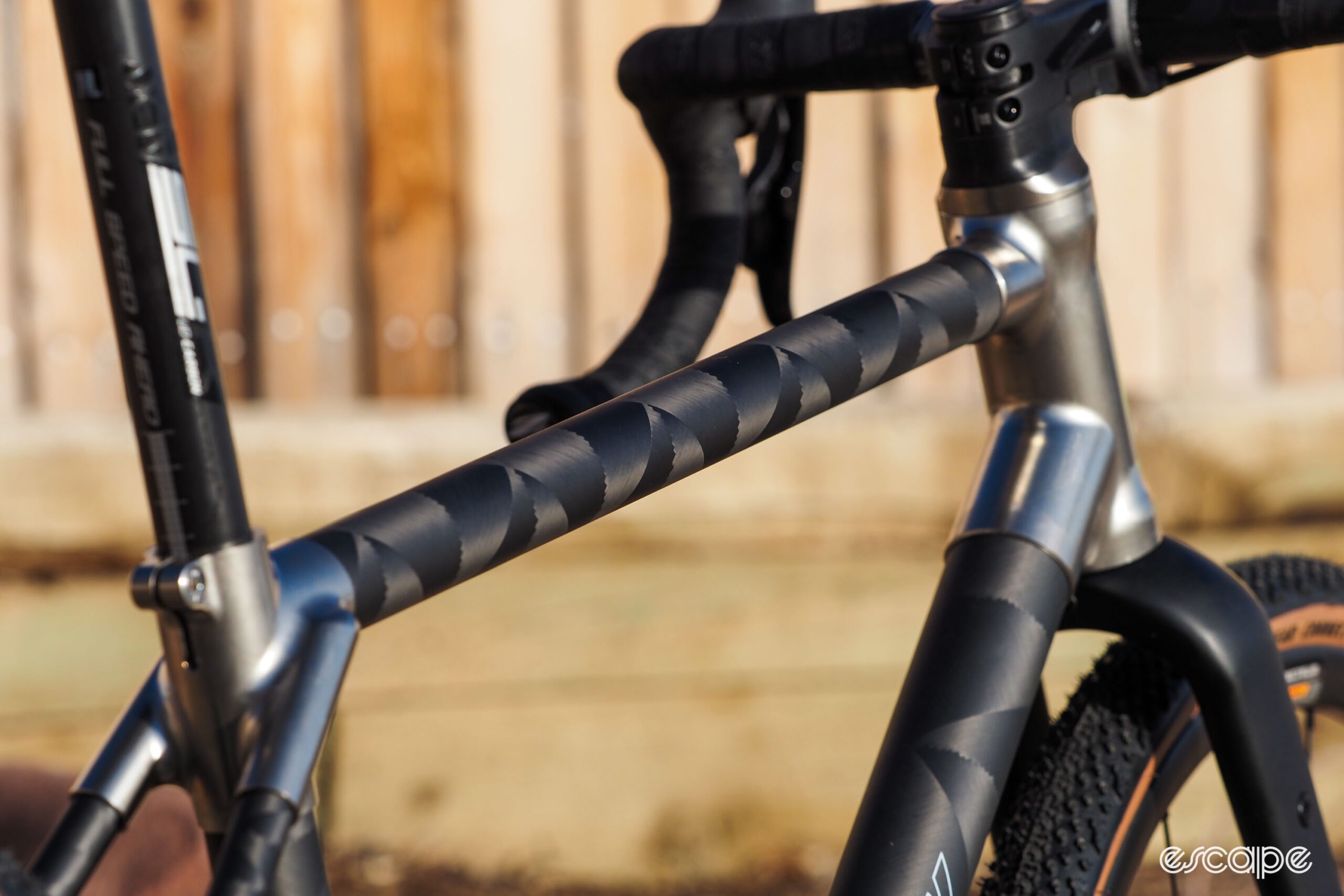 Framework round top tube